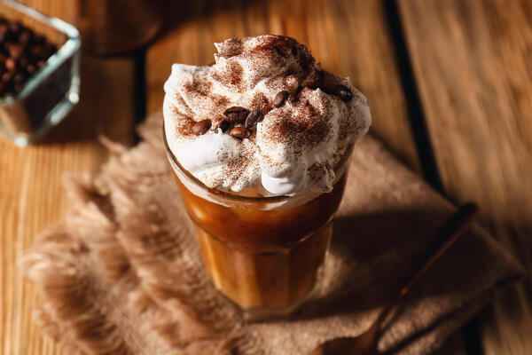 Ζεστό ρόφημα σε κούπα με ήρεμη, βραδινή ατμόσφαιρα